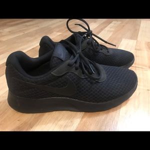 Nike Tanjuns (W/9 - M/7.5)